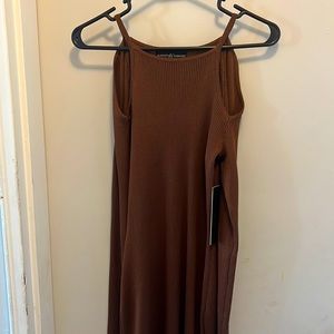 Brown shoulderless long-sleeve dress